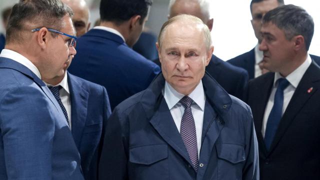 El presidente ruso, Vladimir Putin, recorre la exposición de armas y equipo militar durante su visita a las plantas de Motovilikha en Perm.