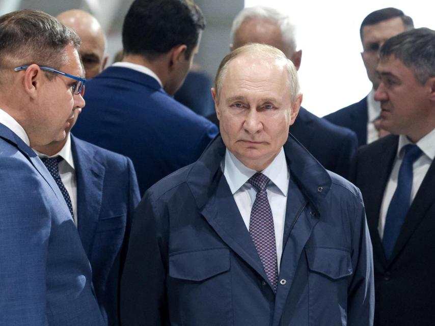 El presidente ruso, Vladimir Putin, recorre la exposición de armas y equipo militar durante su visita a las plantas de Motovilikha en Perm.