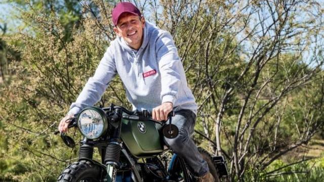 Joaquín Prat, presentador de 'El Tiempo Justo', en su moto.