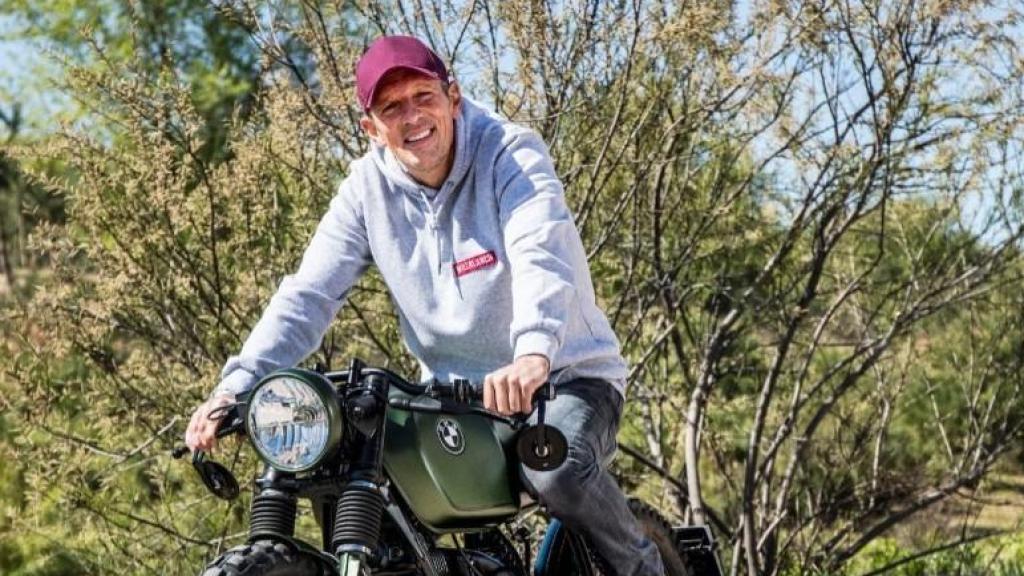 Joaquín Prat, presentador de 'El Tiempo Justo', en su moto.