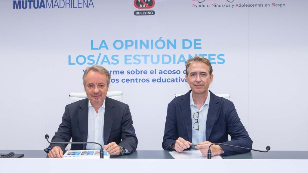 Lorenzo Cooklin, director general de la Fundación Mutua, y Benjamín Ballesteros, director técnico de la Fundación ANAR.