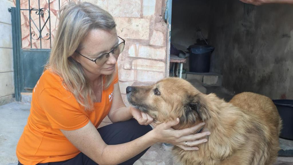 Esther Kaf con un perro.