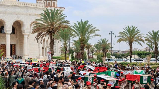Una multitud traslada los ataúdes de los periodistas militares hutíes asesinados en los ataques aéreos israelíes de la semana pasada en Saná.
