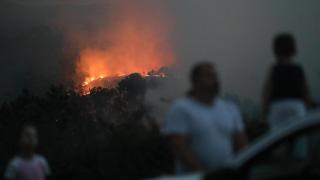 Varias personas tratan de extinguir el fuego en Lornís, a 18 de septiembre de 2025, en Pantón, Lugo.