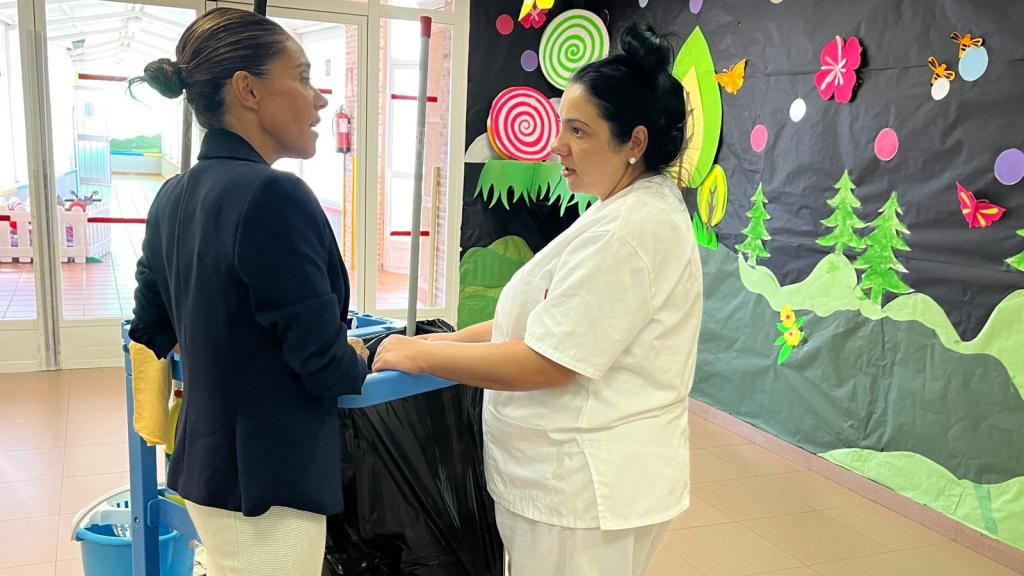 Charo Navas junto a una de las trabajadoras.