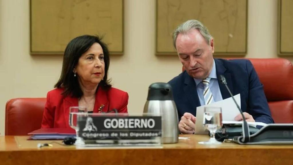 Imagen de archivo de Alberto Fabra y la ministra de Defensa, Margarita Robles, en una sesión de la Comisión de Defensa del Congreso.