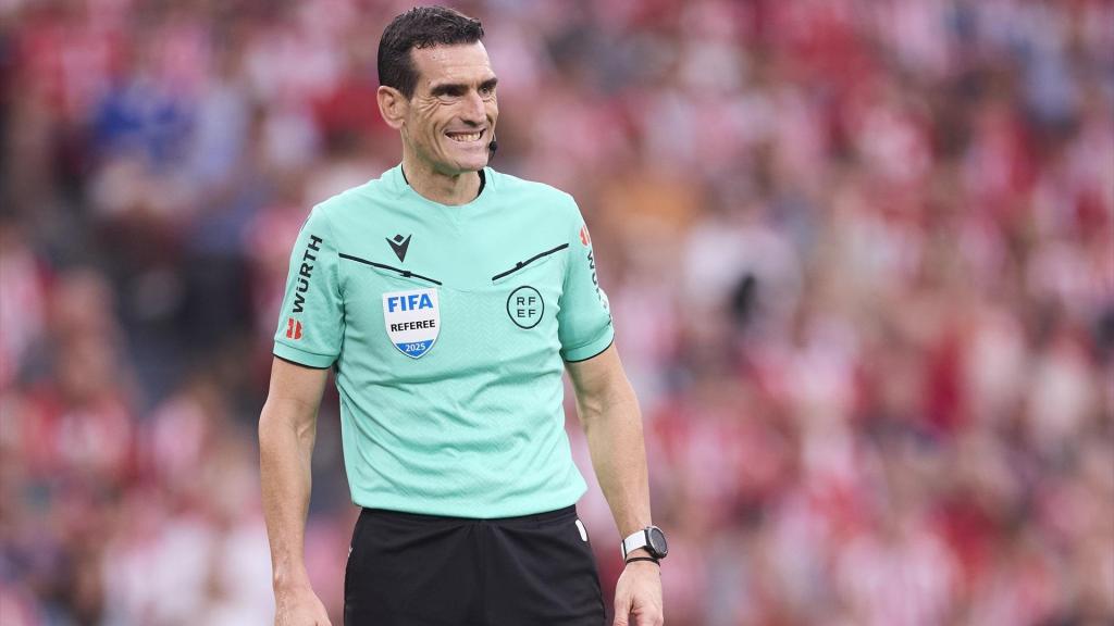 Juan Martínez Munuera arbitrando el Athletic Club - Rayo Vallecano.
