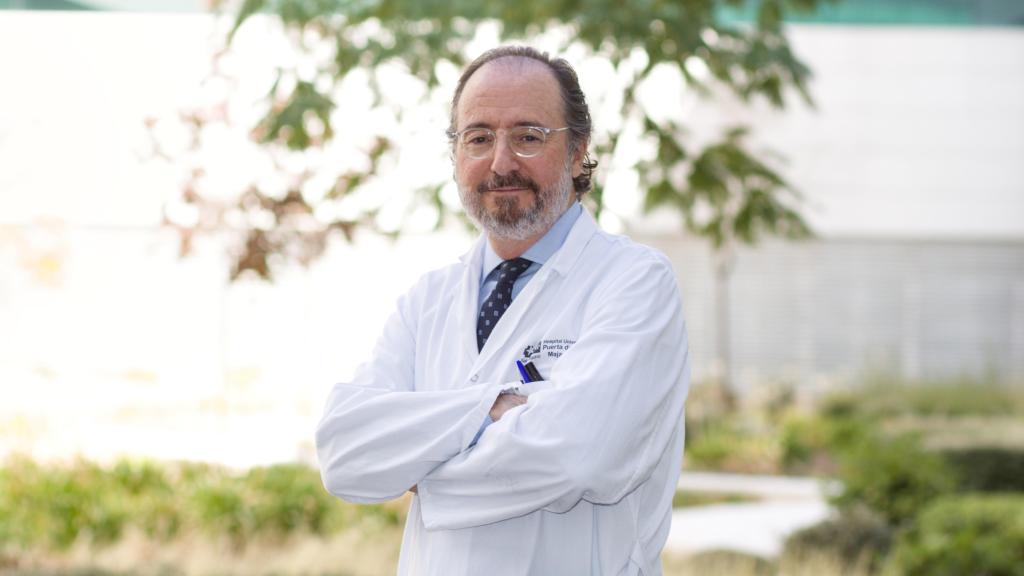El doctor Castelló, en uno de los jardines interiores del Hospital Puerta de Hierro.