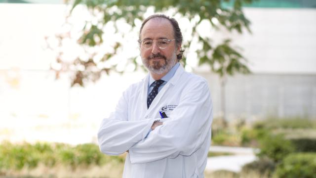 El doctor Castelló, en uno de los jardines interiores del Hospital Puerta de Hierro.