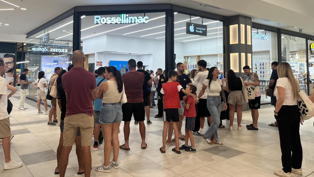 Varias personas en la inauguración de la tienda en el centro comercial El Ingenio.
