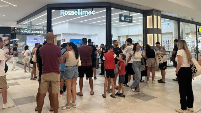 Varias personas en la inauguración de la tienda en el centro comercial El Ingenio.