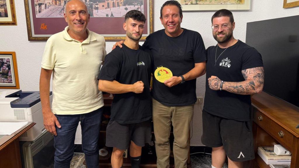 El alcalde de Mula (c) posando con el flamante campeón internacional.