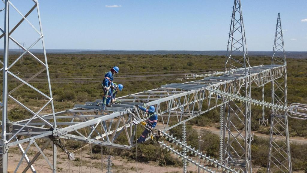 Operarios en una infraestructura eléctrica.