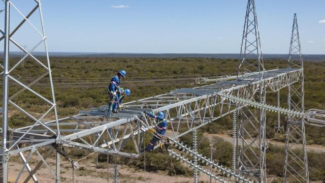 Operarios en una infraestructura eléctrica.