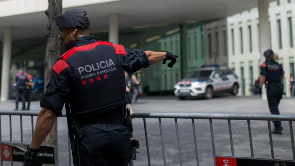 Un mosso d'Esquadra, en un operativo.