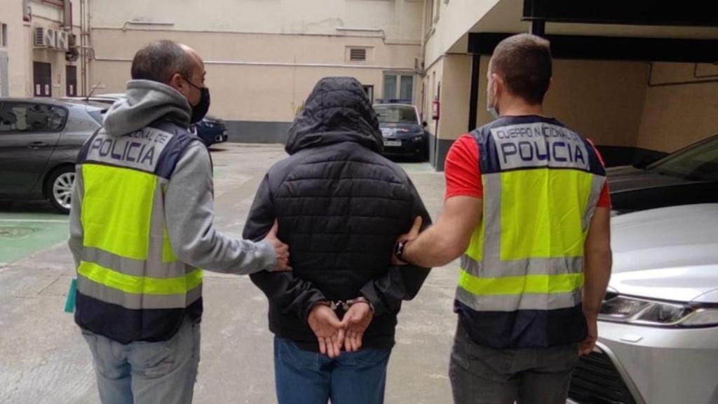 Dos agentes de la Policía Nacional vestidos de paisano detienen a un sospechoso, en una foto de archivo.