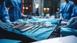 Herramientas de cirugía bariátrica en un quirófano.