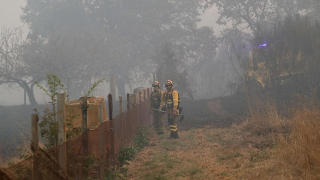Varios bomberos forestales tratan de extinguir el fuego en Lornís, a 18 de septiembre de 2025, en Pantón, Lugo,.