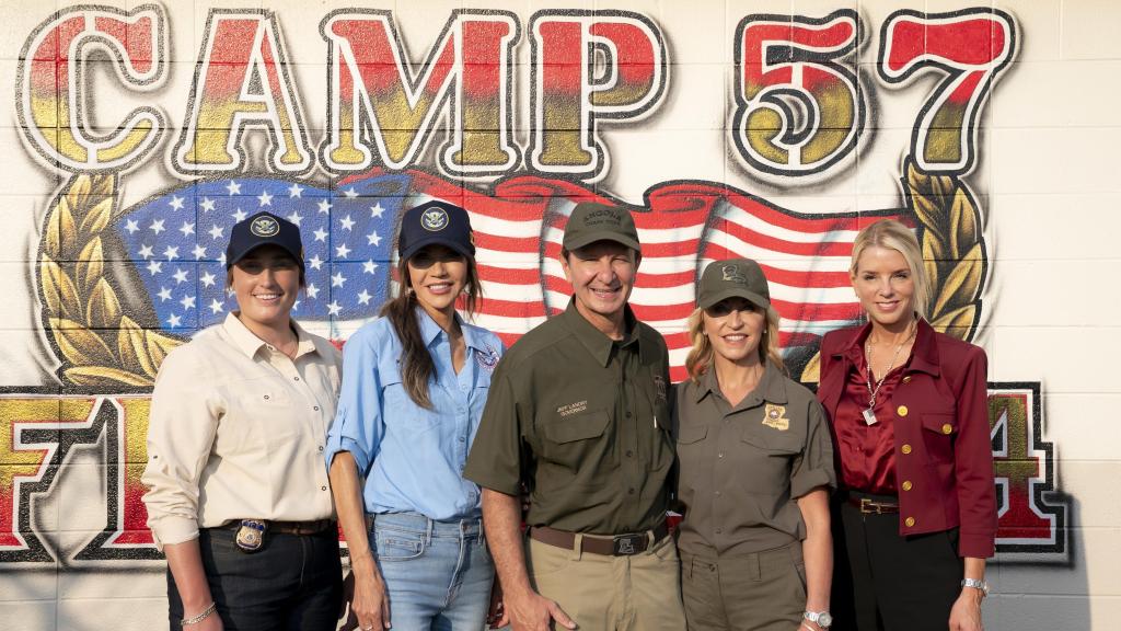 La secretaria del Departamento de Seguridad Nacional, Kristi Noem, la fiscal general, Pam Bondi, el gobernador de Luisiana, Jeff Landry, y el subdirector del Servicio de Inmigración y Control de Aduanas de EE. UU., Madison Sheahan, recorren el Campo 57 de la Penitenciaría Estatal de Luisiana en Angola, Luisiana.