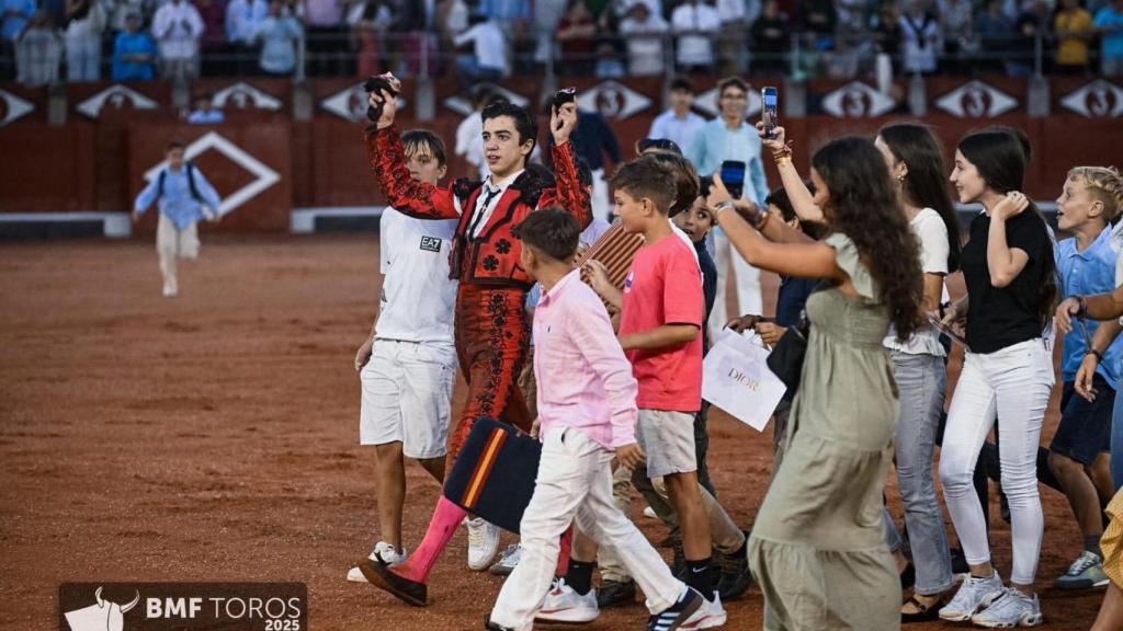 Marco Pérez pasea las dos orejas del sexto