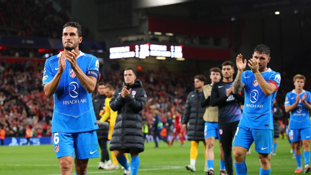 Los jugadores del Atlético de Madrid agradecen el apoyo a la afición desplazada a Anfield.
