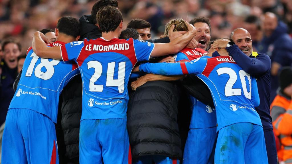 Los jugadores del Atlético de Madrid celebran el gol de Marcos Llorente en Anfield.