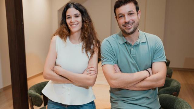 La directora del restaurante, Alba, posa junto al dueño, Álex García Marcano.