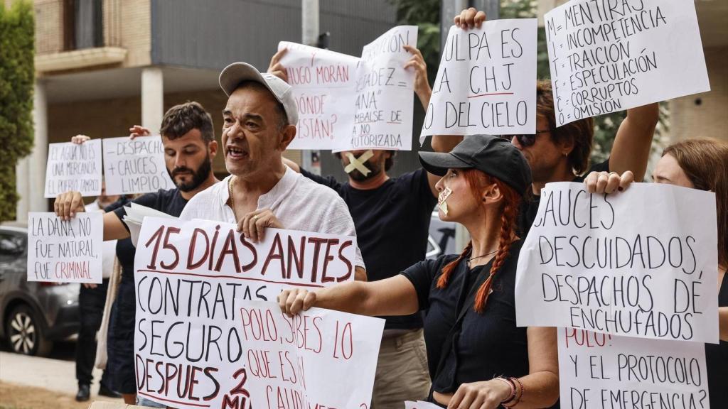 Personas concentradas a las puertas de los juzgados. Rober Solsona / EP
