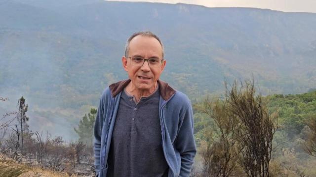 El alcalde de Sobrado, Antonio Moldes, muestra su indignación con la Junta tras el incendio forestal