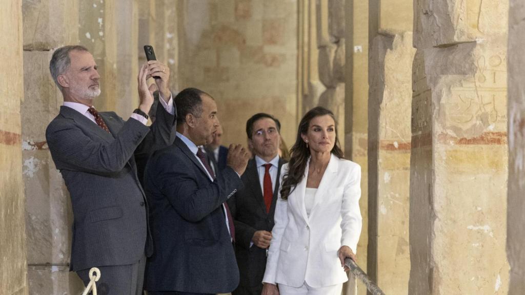 Felipe VI fotografiando con su teléfono algunos rincones del templo.