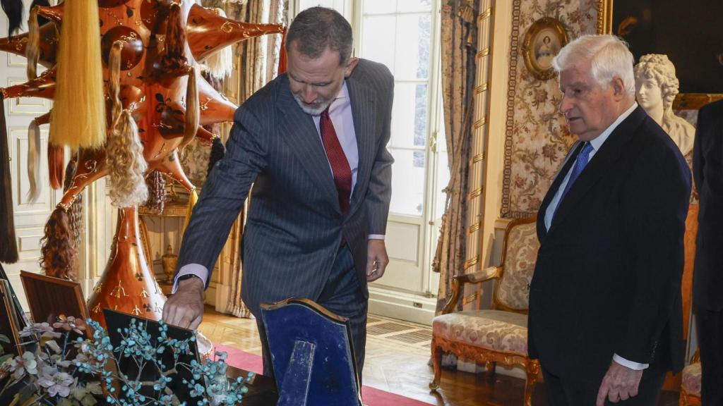 Felipe VI junto al duque de Alba conociendo la propuesta de Joana Vasconcelos en el Palacio de Liria.