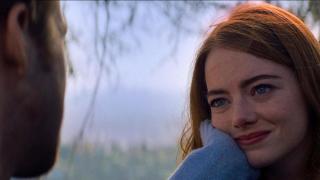 La actriz Emma Stone en una escena de la película 'La La Land' mira emocionada a Ryan Gosling.