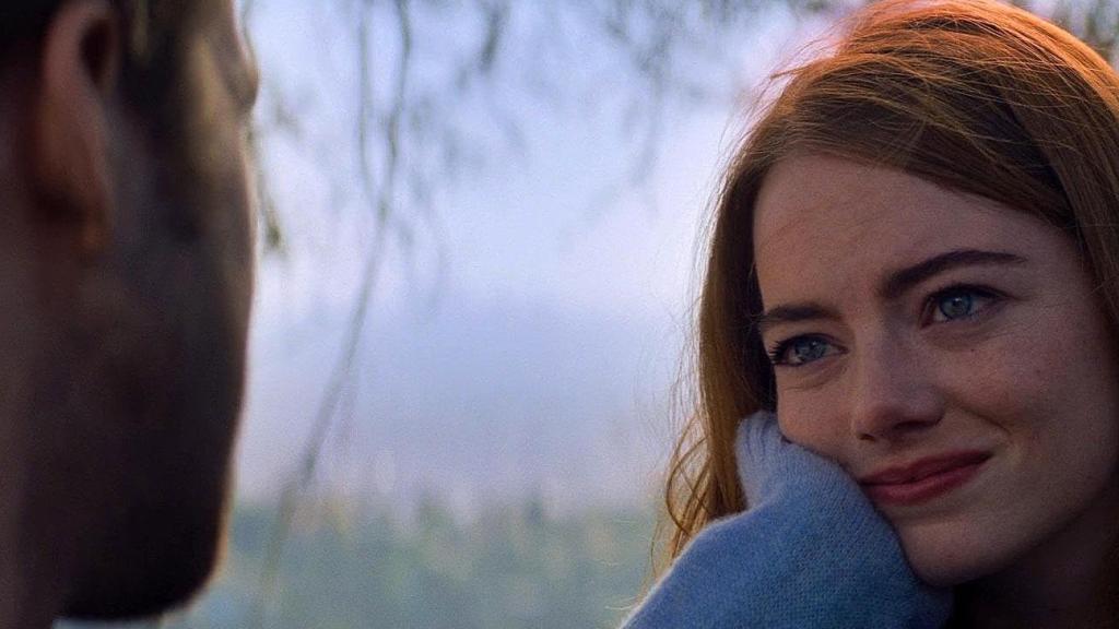 La actriz Emma Stone en una escena de la película 'La La Land' mira emocionada a Ryan Gosling.