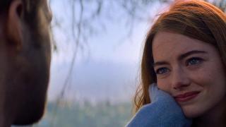 La actriz Emma Stone en una escena de la película 'La La Land' mira emocionada a Ryan Gosling.