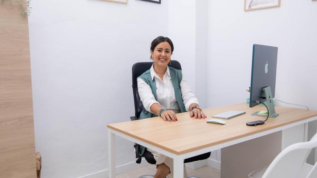 La psicóloga en su consulta.
