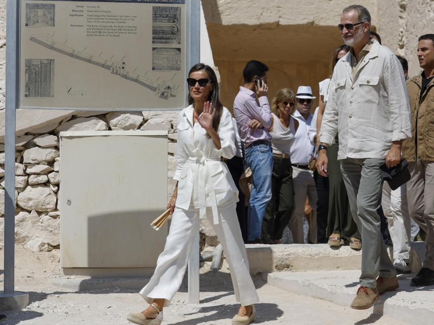 Letizia,, en el Valle de los Reyes, junto a Felipe VI.