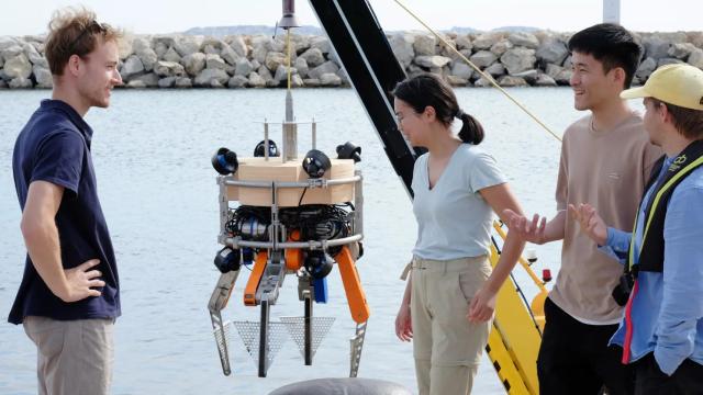 Los investigadores de la TUM con el robot autónomo submarino.