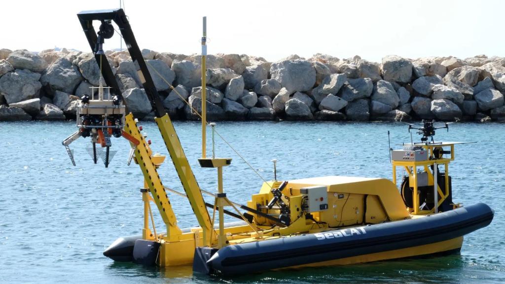 El robot submarino en la embarcación nodriza.