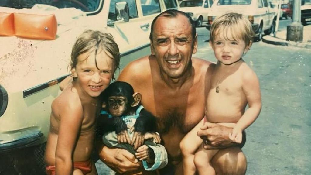 Joaquín Prat de niño, junto a su padre y su hermano.