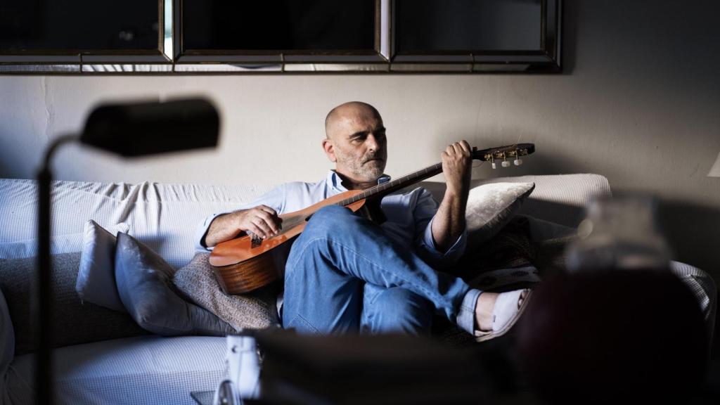 Tontxu Ipiña tocando la guitarra.