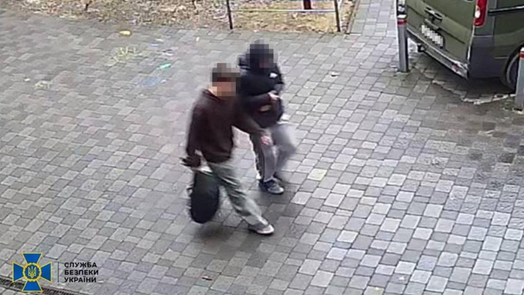 Estos dos menores ucranianos de 15 y 17 años fueron grabados por una cámara en Ivano-Frankivsk cuando intentaban colocar una bomba. Fueron reclutados por los rusos.