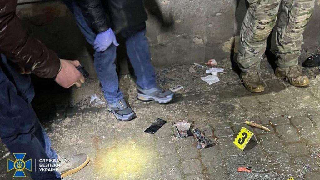 Restos del explosivo hallado por la policía ucraniana en el lugar de Ivano-Frankivsk donde dos menores ucranianos trataban de colocar una bomba. Los rusos la hicieron explotar cuando los chicos se dirigían a la estación de tren. Uno murió y el otro resultó gravemente herido.