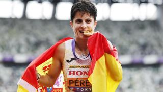 María Pérez celebra su oro en los 20 km marcha en el Mundial de Tokio