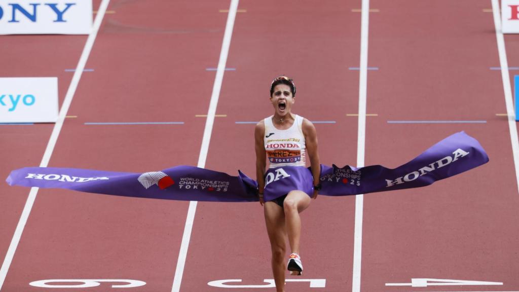 María Pérez, cruzando la meta en primer lugar durante la prueba de los 20 km marcha
