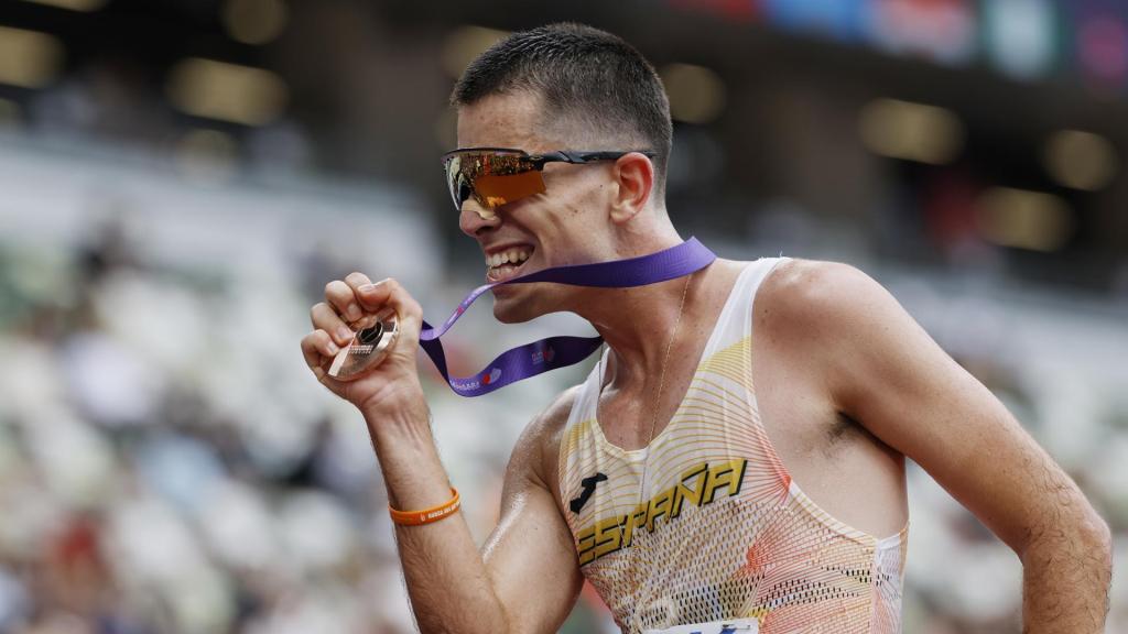 Paul McGrath celebra su bronce en los 20 km marcha del Mundial de Tokio