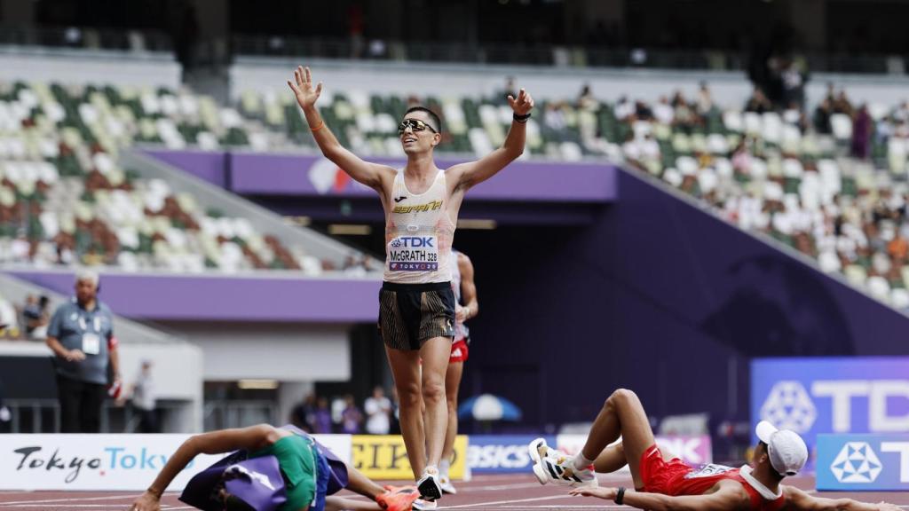 Paul McGrath entrando a meta en tercer lugar en los 20 km marcha del Mundial de Tokio