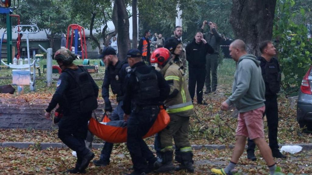 Policías evacúan un edificio en Dnipro (Ucrania) tras un ataque de Rusia.