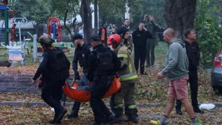 Policías evacúan un edificio en Dnipro (Ucrania) tras un ataque de Rusia.