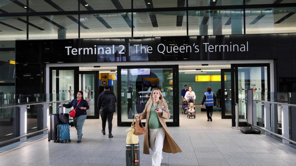 Pasajeros en el aeropuerto de Heathrow, Londres.