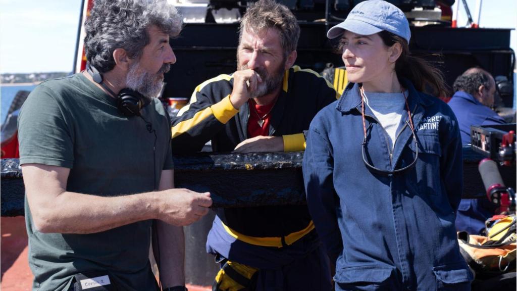 Alberto Rodríguez, Antonio de la Torre y Bárbara Lennie durante el rodaja de 'Los Tigres'